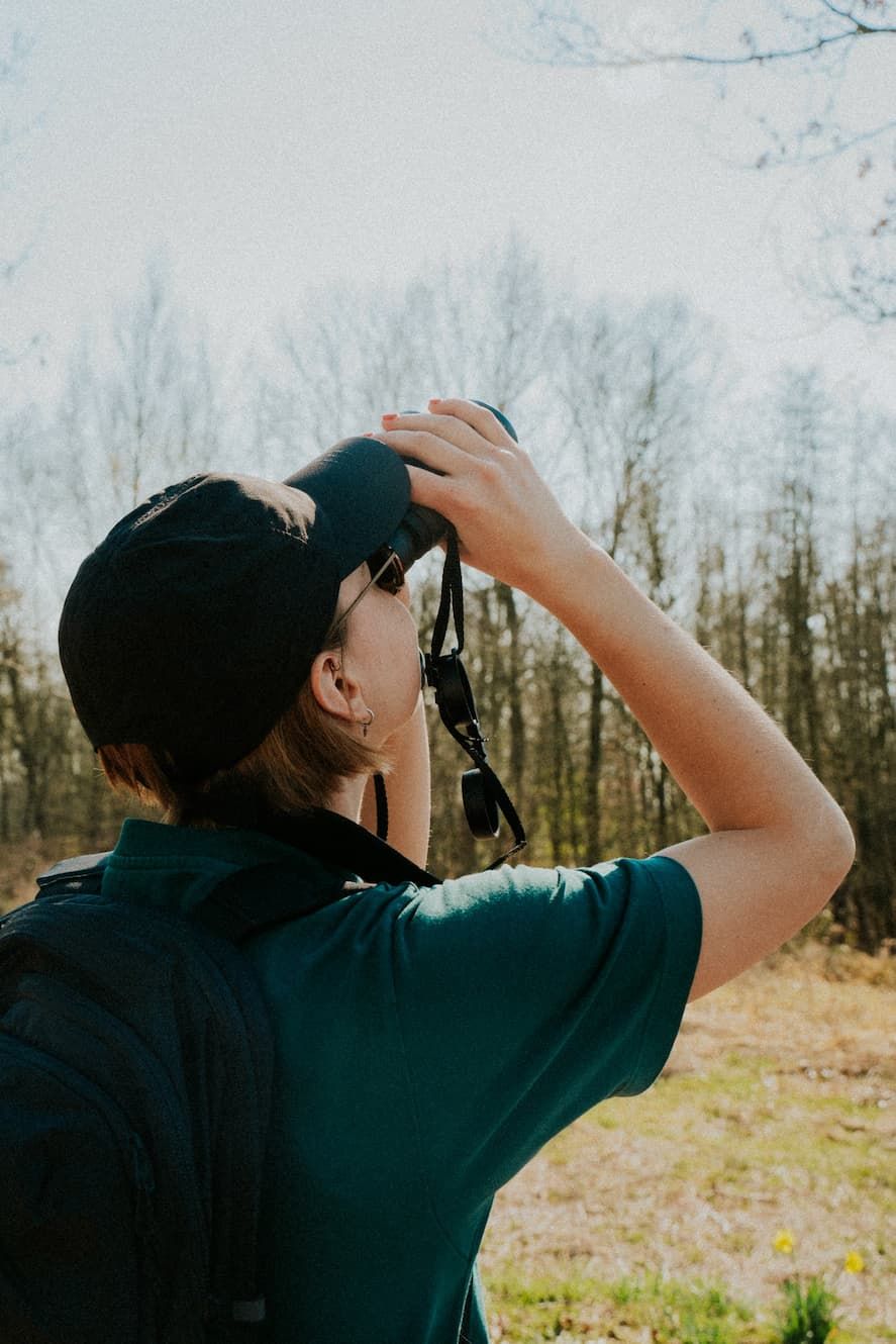 Puck Ghijsen met een gestabiliseerde verrekijker van Kite Optics